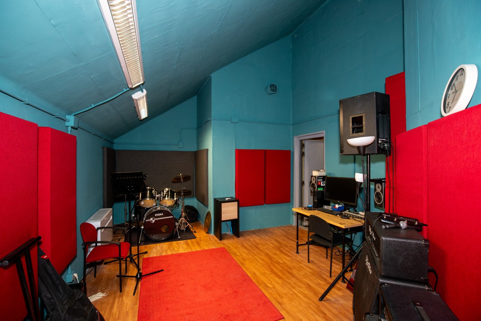 La sala prove del Centro Sulè, con batteria, amplificatori e pannelli acustici